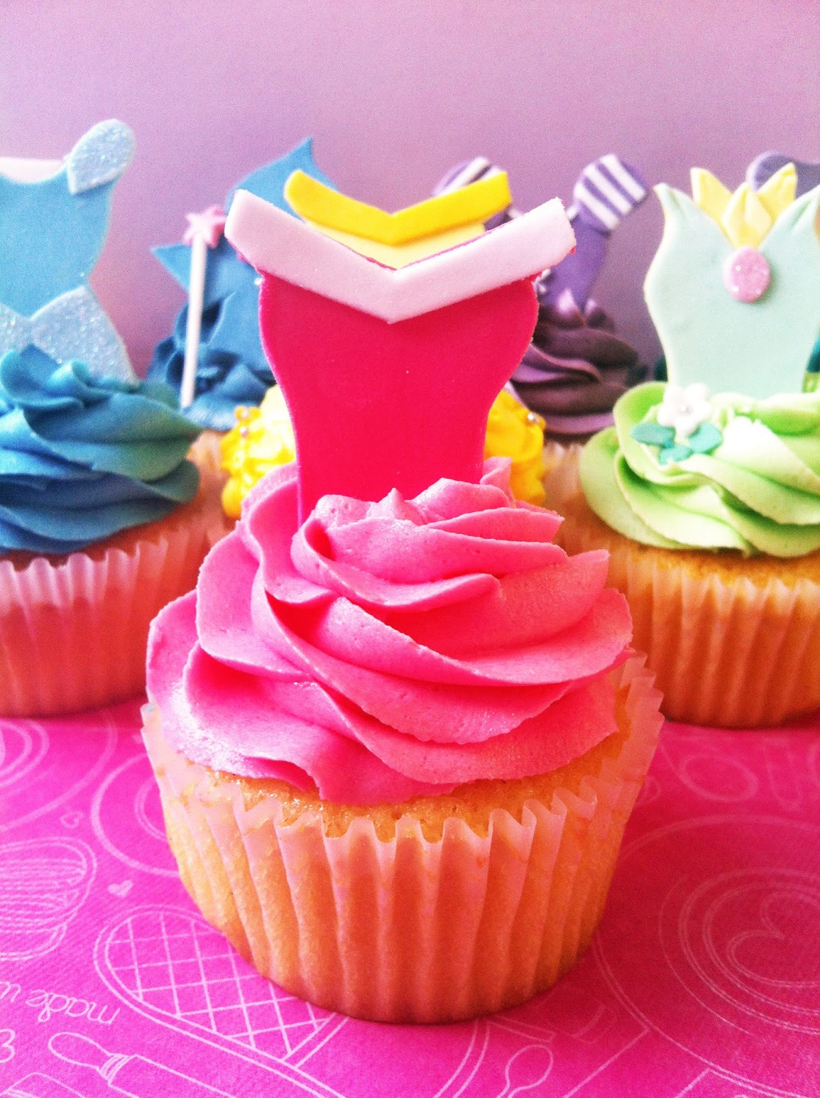 Disney Princess Cupcakes
 top the cupcake Disney Princess cupcake tutorial 1