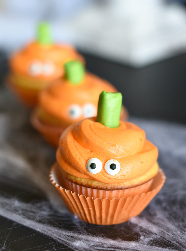 Easy Halloween Cupcakes For School
 Easy Halloween Cupcakes with Pumpkin Faces – Fun Squared