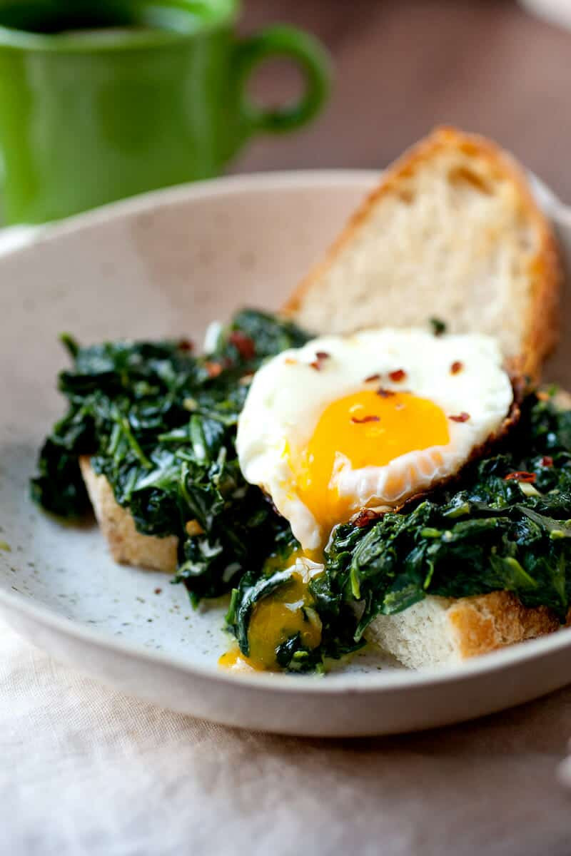 Eggs And Spinach For Breakfast
 Easy Creamed Spinach Breakfast Bowls with Sunny Egg