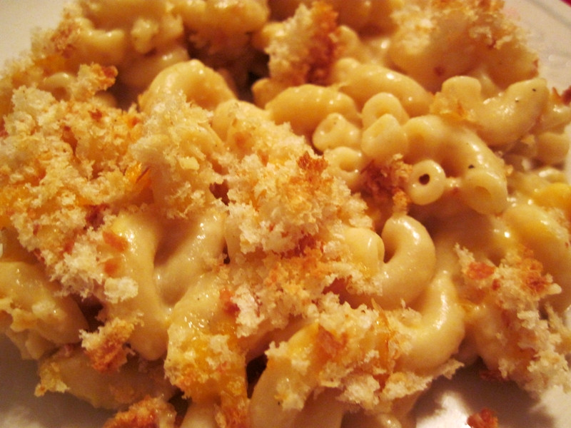 simple baked macaroni and cheese with bread crumbs