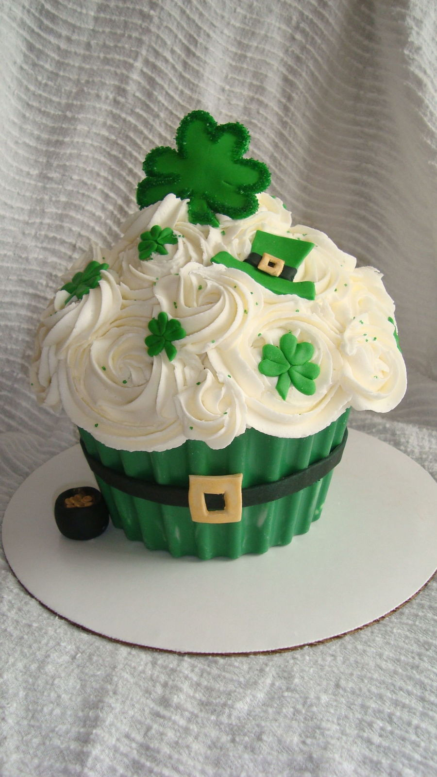 St Patricks Day Cupcakes
 St Patrick s Day Giant Cupcake Cake CakeCentral