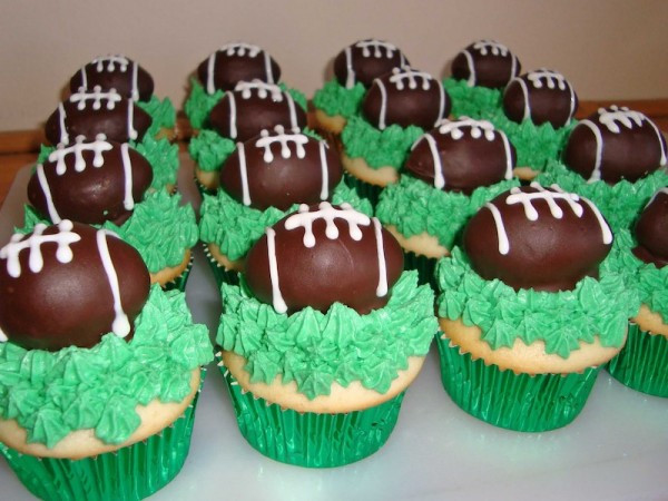 Super Bowl Cupcakes
 Vesna s Party Blog Super Bowl Desserts