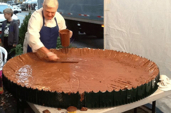 The Largest Dessert In The World
 Whoever Said ‘Size Doesn’t Matter’ was WRONG – The Karachiite